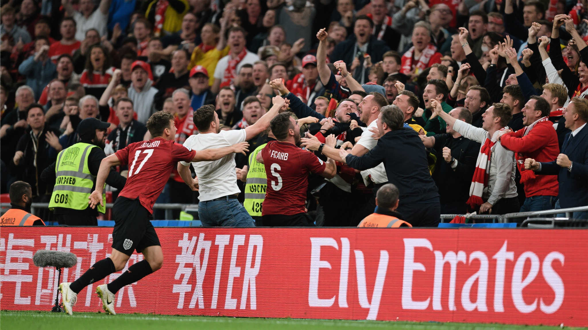 北京女记者被广厦球迷踢中，所幸未受伤，踢得不重